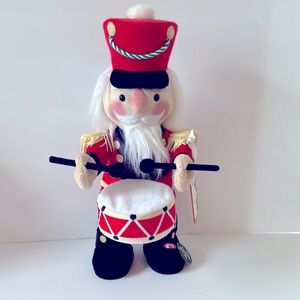 NWT Hallmark Plush Joke Crackin’ Red Nutty Nutcracker Plays Drums Tells 4 Jokes